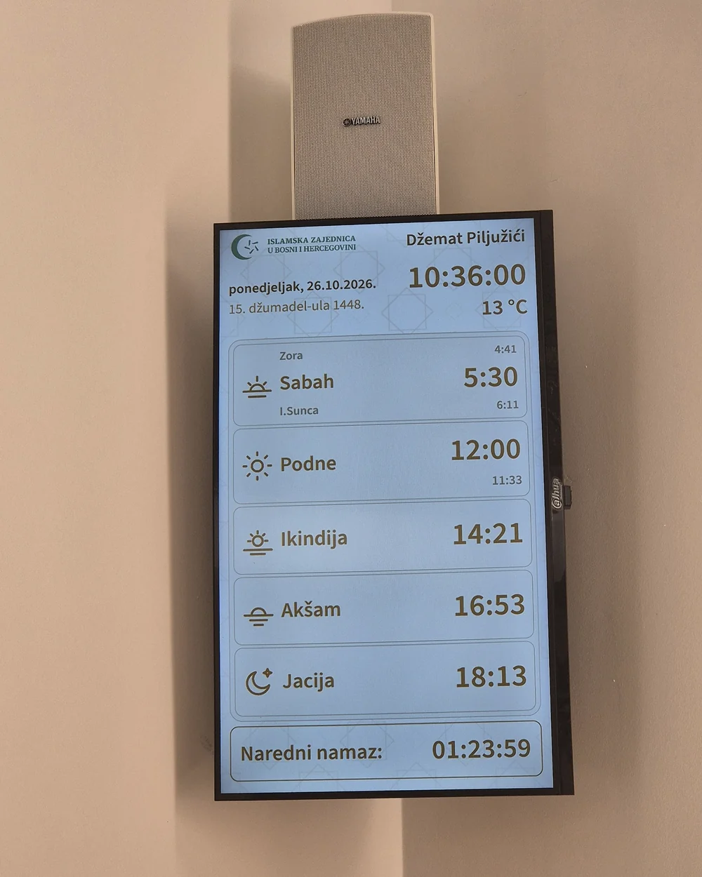 Vaktija Pro na vertikalnom ekranu na zidu džamije, zlatna boja, svijetla tema